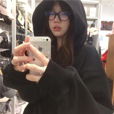 坐在酒吧里吃蛋糕